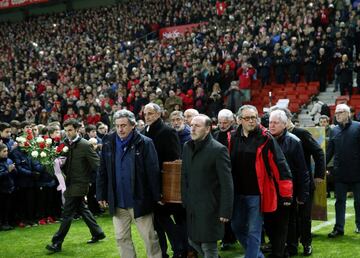 El estadio de El Molinón acoge hoy el funeral por Enrique Castro "Quini", exjugador del Sporting, con las tribunas abiertas al público.