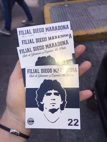 Aficionados acompañaron a Maradona mientras era operado