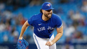 Ray llegó a la agencia libre tras ser electo el Cy Young de la Liga Americana y ante la falta de un acuerdo con los Blue Jays, firmó con Mariners.