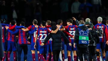 Los jugadores del Barça celebran con la grada la victoria ante el Nápoles.