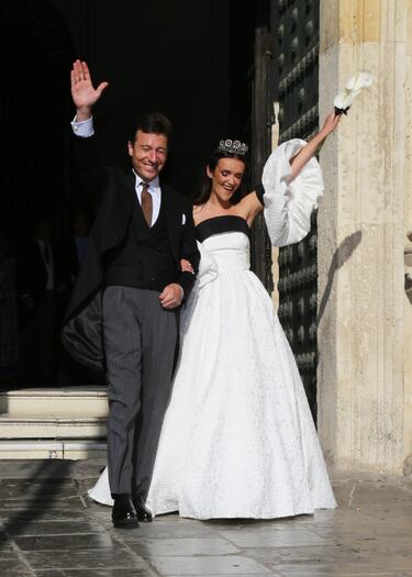Gabriela Represa y Lorenzo Moinet Ybarra salen de la Catedral de Sevilla, tras darse el 'sí quiero', a 28 de junio de 2025, en Sevilla (España).