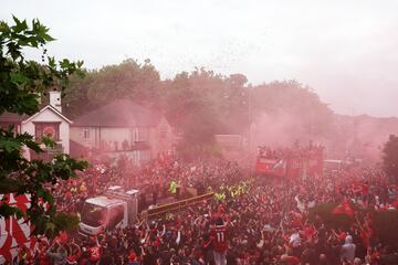 La ciudad de Liverpool volcada con el conjunto Red tras conseguir el vig¨¦simo titulo de liga de su historia.