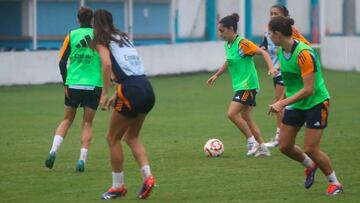 Oihane se dispone a jugar un balón en un entrenamiento del Real Madrid femenino en la pretemporada 2024-25.