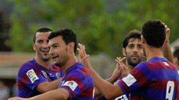 <b>GOLEADOR. </b>Corona logró ayer el segundo gol del Huesca tras un saque de esquina.