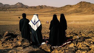 Los residentes locales observan a los conductores durante el prólogo del 47º Rally Dakar, en Bisha, Arabia Saudita.