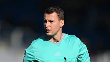 BRAUNSCHWEIG, GERMANY - OCTOBER 22: Match referee Florian Lechner looks on during the Second Bundesliga match between Eintracht Braunschweig and SC Paderborn 07 at Eintracht-Stadion on October 22, 2022 in Braunschweig, Germany. (Photo by Stuart Franklin/Getty Images)