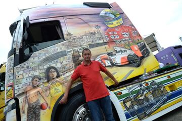 El conductor de camión francés Denis Dufour posa en su Volvo 460 Hp, pintado como un homenaje al piloto brasileño de F & Ayrton Senna (1960-1994) durante un concurso de camiones decorados.