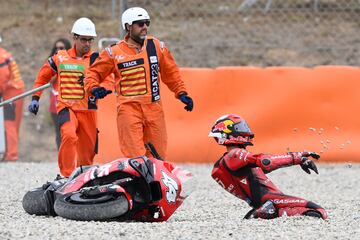 Pol Espargaró se fue al suelo en la curva 5 durante el sprint del Gran Premio de Cataluña de Moto GP.