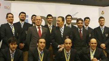 <b>EN LA SEDE DE LAE. </b>La Selección posó en la sede de Loterías y Apuestas del Estado, patrocinador, donde fue recibido por su director general, Gonzalo Fernández Rodríguez.