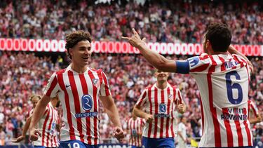 Koke celebra con Julián uno de los goles de Araña al Madrid.