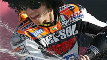 <b>¡VAYA PELUCA!</B>. Con este peculiar aspecto, Rossi ha celebrado su novena victoria de la temporada y el decimosexto podio del año.