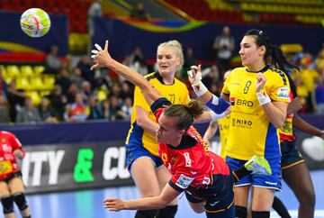 Silvia Arder¨ªus en uno de sus goles,