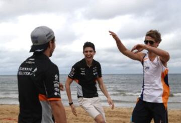 Los pilotos del equipo Sahara Force India, Sergio Pérez y Esteban Ocón, juegan un partido de voley playa en la playa de Brighton.