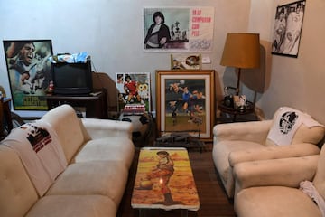 Visitamos la casa en la que vivió el astro argentino durante su etapa como futbolista del Argentinos Juniors (1978-1980) en el barrio de La Paternal en Buenos Aires. La vivienda se ha convertido en un curioso museo.  