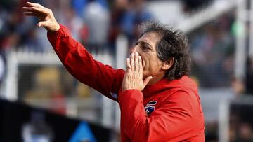 El entrenador de Colo Colo Mario Salas da instrucciones a sus jugadores durante el partido de primera division disputado contra Palestino.