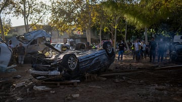 Varios personas tratan de quitar coches amontonados, a 2 de noviembre de 2024, en Alfafar, Valencia, Comunidad Valenciana (España). Más de 200 voluntarios de Protección Civil de toda España están participando en las tareas de emergencia como consecuencia de la DANA que el pasado 29 de octubre afectó a la provincia de Valencia. La cifra de fallecidos por el temporal es más de 210, y desde ayer, 1 de noviembre, se ha restringido el acceso con vehículos privados a los municipios afectados.
02 NOVIEMBRE 2024;DANA;PROTECCIÓN CIVIL;VOLUNTARIOS;EJÉRCITO;RIADA;BARRO;BÚSQUEDA;BOTELLAS DE AGUA;AGUA;;PIXELADA
Lorena Sopêna / Europa Press
02/11/2024