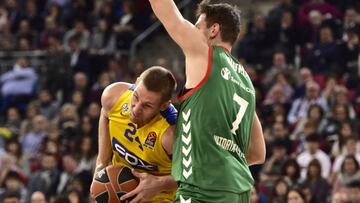 Colton Iverson lucha ante Johannes Voigtmann.