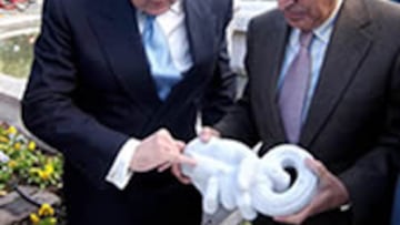 <b>POR FÍN ESTARA COMPLETA. </B>El alcalde de Madrid, José María Alvarez del Manzano y el escultor Luis Parés con la mano de la Cibeles