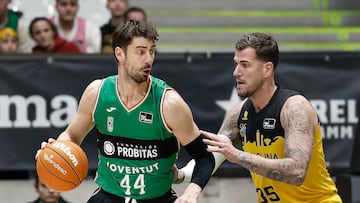Ante Tomic (i), del Joventut Badalona intenta avanzar ante la oposición de Kramer (d), del club La Laguna Tenerife, durante el partido de la Liga Endesa de baloncesto jugado esta tarde en el Pabellón Olímpico de Badalona.
