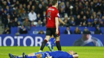 Okazaki se lamenta en el c&eacute;sped tras enviar el bal&oacute;n al larguero. 