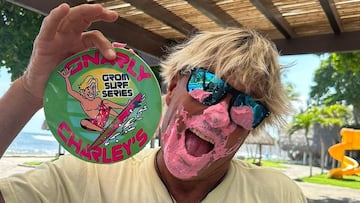 El surfista Gnarly Charley con pastel en la cara.
