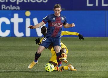 Sergio Gómez con Ousmane Dembélé.