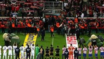 <b>LA CALDERA DE EL MOLINÓN. </b>La animosa afición del Sporting se volcó para crear un ambiente que parecía sacado de un Manchester-Liverpool. Ni así cedió el líder.