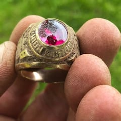 Un hombre recupera un anillo perdido hace 45 años