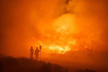 Dos incendios desatados en la provincia de ?vila han provocado la evacuaci¨®n de los municipios de Riofr¨ªo, Sotalbo, Villaviciosa, Palacios y Robledillo, adem¨¢s de quemar 10.000 hect¨¢reas. La situaci¨®n ha obligado la intervenci¨®n de la Unidad Militar de Emergencias.