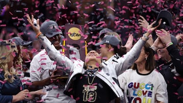 CLEVELAND, OHIO - APRIL 07: Head coach Dawn Staley of the South Carolina Gamecocks celebrates as the confetti falls after beating Iowa Hawkeyes in the 2024 NCAA Women's Basketball Tournament National Championship at Rocket Mortgage FieldHouse on April 07, 2024 in Cleveland, Ohio. Iowa beat South Carolina 87-75.   Steph Chambers/Getty Images/AFP (Photo by Steph Chambers / GETTY IMAGES NORTH AMERICA / Getty Images via AFP)