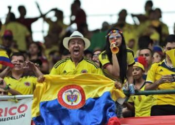 Supporters of Colombia wait for the start of the Russia 2018 FIFA World Cup South American Qualifiers football match against Argentina, in Barranquilla, Colombia, on November 17, 2015.   AFP PHOTO / LUIS ROBAYO