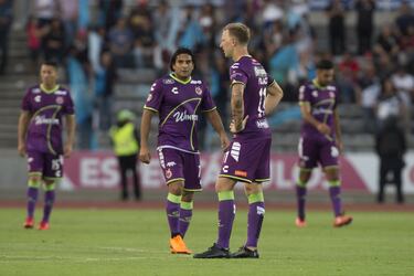 Si de por sí el descenso en la Liga MX estaba lejos de ser perfecto, ahora será más complicado. Con las nuevas aprobaciones que hizo la junta de dueños, a partir de la próxima temporada el equipo que quede último de cociente, podrá permanecer en primera división siempre y cuando pague la cuota de plaza a un equipo que no cumpla los requisitos de primera división para llegar al máximo circuito. De esta manera se pretende llegar a 20 equipos en primera división. Se presume que en cuanto esto ocurra, se podría abolir por siempre el descenso.