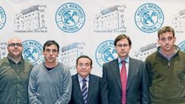 <b>MESA REDONDA. </b>Ayer tuvo lugar en el Ateneo Mercantil una mesa redonda moderada por José Manuel Alemán y que contó con la presencia de (de izquierda a derecha) Ricardo Gimeno, Salvador, Fenollosa, Tomás Pérez, Ballesteros, Catalán y Latorre (que llegó un poco más tarde).