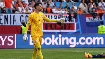 Hamburg (Germany), 16/06/2024.- Goalkeeper Wojciech Szczesny of Poland gestures during the UEFA EURO 2024 group D match between Poland and Netherlands, in Hamburg, Germany, 16 June 2024. (Alemania, Países Bajos; Holanda, Polonia, Hamburgo) EFE/EPA/ABEDIN TAHERKENAREH