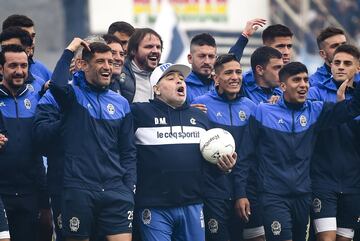 El entrenador argentino volvió al fútbol de su país como nuevo entrenador de Gimnasia La Plata. Los aficionados le aclamaron en el Estadio Juan Carmelo Zerillo.