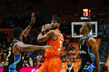 Brandon Davies, ala-pívot del Valencia, ante el Maccabi.