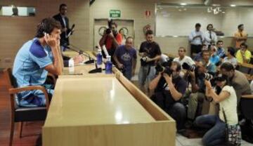 Rueda de prensa de Raúl en el estadio Santiago Bernabeu.