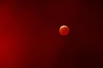 Se observa una luna llena durante un eclipse lunar de "Luna de Sangre" desde Ciudad Ju¨¢rez, M¨¦xico.