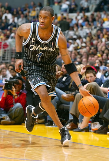Tracy McGrady nunca tuvo ¨¦xito a lo grande en playoffs, y ha quedado como un jugador infravalorado que fue siete veces all star y dos M¨¢ximo Anotador de la NBA. Una en 2004, una temporada en la que acababa camino en Orlando Magic (antes jug¨® en Toronto Raptors, despu¨¦s fundamentalmente en Houston Rockets) y en la que el equipo acab¨® el ¨²ltimo del Este lastrado por los l¨ªos con los despachos, las lesiones y el despido de Doc Rivers despu¨¦s de un p¨¦simo arranque. El 10 de marzo de 2004, T-Mac fulmin¨® a Washington con 62 puntos en un partido en el que jug¨® 46 minutos y firm¨® un 20/37 en tiros, 5/14 en triples y 17/26 en tiros libres. En esa temporada promedi¨® 28 puntos, 6 rebotes y 5,5 asistencias.