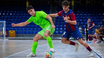 Tapias, del Barça, y Carlos Gómez, de Alzira, pugnan por el balón.