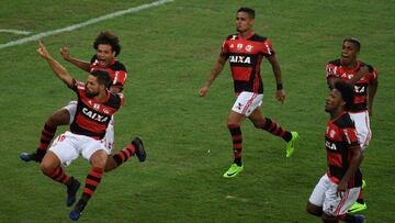 Brazil&#039;s Flamengo Diego Ribas (L) celebrates with teammates after scoring against Argentina&#039;s San Lorenzo during their Libertadores Cup football match at the Maracana stadium in Rio de Janeiro, Brazil on March 8, 2017.               / AFP PHOTO / VANDERLEI ALMEIDA