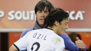 <b>CONFIANZA. </b>Low sacó de titular a Ozil en todos los partidos.