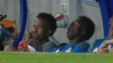 Bostezo del jugador brasileño del Real Madrid en el banquillo del Carlos Tartiere.