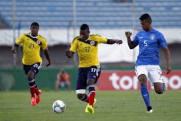 El jugador de Colombia Juan Ferney Otero (i) disputa el balón con Walace (d) de Brasil en partido del hexagonal final del Campeonato Sudamericano Sub'20 que se disputa en el estadio Centenario de Montevideo 