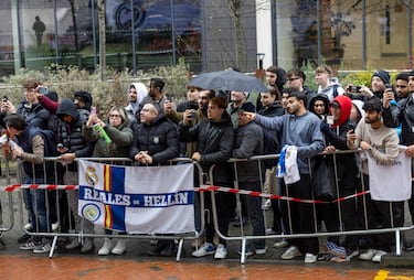 Un grupo de seguidores esperan la llegada del Real Madrid al hotel en Manchester. 