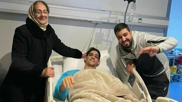 Bono, con su familia en el hospital.