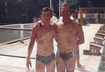 Felipe Perrone y su padre, Ricardo, juntos en una piscina desde tiempos inmemoriales.