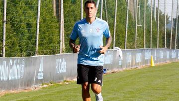 Hugo Mallo se ejercita en solitario durante la pretemporada en las instalaciones de A Madroa.