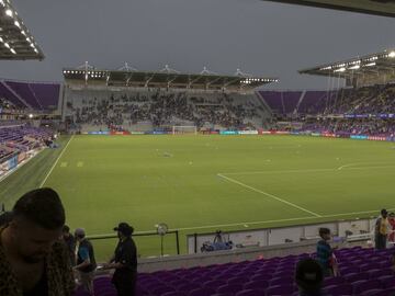 Una tormenta eléctrica retrasó el inicio del partido 40 minutos.