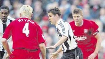 <b>RIVAL.</b> Owen, en la foto ayer ante Hyypia y Gerrard, volvió a Anfield, fue bien recibido pero no marcó.